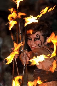 fuoco, fiamme, sorriso, donna, arco, frecce, trucco, occhi, giallo, viso, festa, freccia, mano, denti, naso