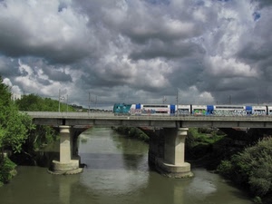ponte, fiume, treno, nuvole, cielo, alberi, acqua, verde, piloni, cespugli, pilastri, riflessi, vagoni, maltempo