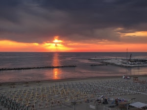 spiaggia, mare, nuvole, tramonto, sole, ombrelloni, alba, riflesso, cielo, acqua, sabbia, riflessi, giallo, arancione