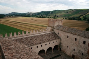 castello, torre, merli, campagna, campi, colline, archi, tetti, portico