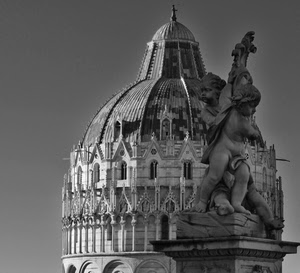 cupola, colonne, statua, putti, finestre, bianconero, battistero, archi, cielo, bifore, pisa, statue, bambini, angelo, angeli, grigio, capitelli, croce