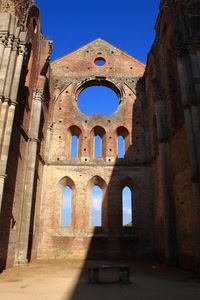 finestre, cielo, rudere, chiesa, cerchio, colonne, altare, ombra, aperture, azzurro, archeologia, archi, rovine