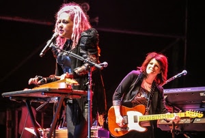 chitarra, donne, strumenti, microfono, nero, musiciste, cantante, microfoni, capelli, due, concerto, musicisti, pianola, tastiera, luci, palco, cantare, suonatrici, musica, mani