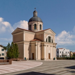 chiesa, cupola, cielo, nuvole, piazza, alberi, croce