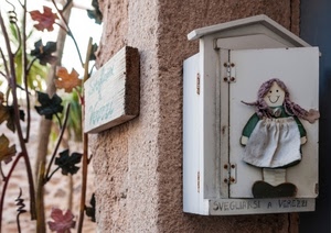 cassetta, foglie, muro, posta, legno, pupazzo, scritta, bambola, bianco, rami, targa, sfocato, cerniere, tavoletta, porta, bambina, lettere, sportello