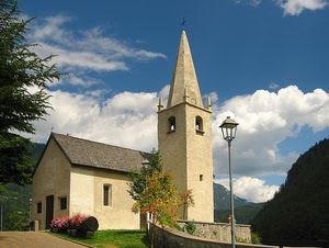 chiesa, campanile, lampione, nuvole, cielo, fiori, alberi