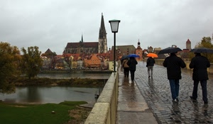 ombrelli, lampione, fiume, pioggia, ponte, chiesa, campanile