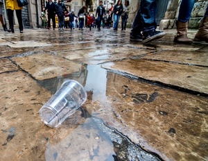 bicchiere, acqua, passanti, pozzanghera, riflesso, folla, persone, strada, scarpe, piedi