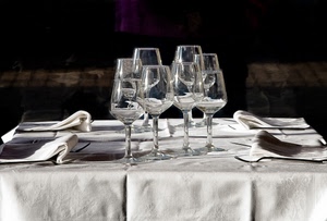 bicchieri, tovaglia, vetro, tovaglioli, posate, forchette, tavolo, bianco, tavola, calici, stoffa, trasparenza, cristallo