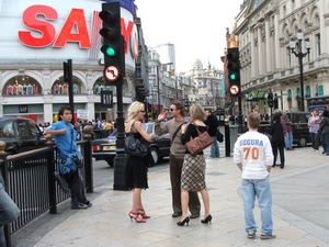 strada, persone, palazzi, città, semafori, ringhiera, semaforo, verde, passanti, donne, automobili, insegna, lampioni, auto, vetrine, uomini, via, gente, negozi
