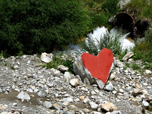 cuore, rosso, acqua, pietre, sassi, verde, cespugli, alberi, erba, fiume, sasso, piante, rocce, ruscello