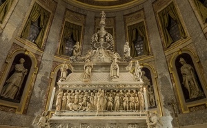 statue, altare, chiesa, angeli, abside, sculture, finestre, nicchie, tomba, archi, interno, marmo, bianco, sarcofago, bassorilievo, bassorilievi
