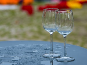 bicchieri, due, acqua, vetro, tavolo, gocce, calici, bicchiere, pioggia, rosso