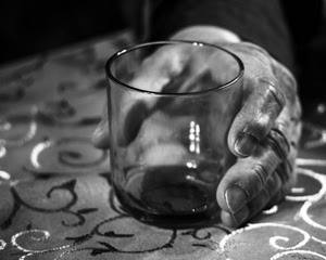 bicchiere, mano, vetro, bianconero, trasparenza, unghie, tavolo, dita, trasparenze, bicchieri