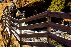 staccionata, legno, torrente, erba, acqua, ruscello, alberi, verde, piante, rocce, parapetto, assi, autunno, montagna