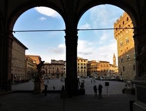 piazza, archi, persone, campanile, palazzi, cielo, statue, finestre, portico, nuvole, colonna, case, statua, merli, firenze, colonne, palazzo, porte, azzurro, due