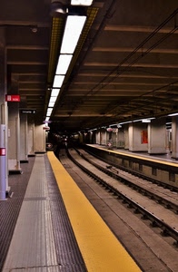 stazione, giallo, binari, metropolitana, marciapiede, colonne, striscia, rotaie, luci, tettoia, gialla, marciapiedi, linea, linee, soffitto, banchina, tunnel