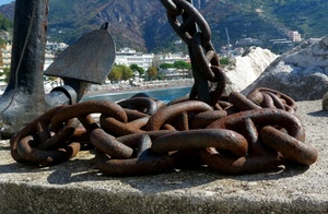 ancora, catena, ruggine, ferro, mare, alberi, anelli, palazzi, acqua, ombrelloni, spiaggia, metallo, verde, case, azzurro, catene