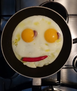 uova, padella, peperoncino, due, giallo, rosso, bianco, tuorli, occhi, cibo, albume, tegame, peperone, aglio, manico, viso, fornelli