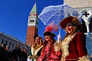 ombrello, campanile, carnevale, venezia, cappelli, donne, cielo, rosso, costumi, maschere, colonne, azzurro, piume, colonna, pizzo, palazzo, abiti, palazzi, finestre, persone