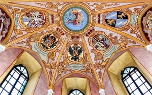 finestre, affreschi, stemmi, cupola, angelo, tromba, dipinti, soffitto, volta, cerchio, aquila, chiesa, ali, archi, decorazioni, vetri