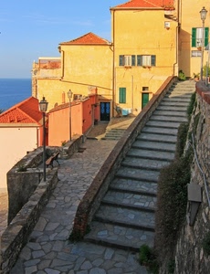 case, mare, lampioni, scale, scalinata, gradini, borgo, giallo, finestre, porte, paese, scala, cielo