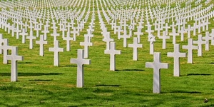 croci, cimitero, erba, verde, prato, bianco, guerra, file, ombre, tante, tombe, tanti, uguali, prospettiva, prospettive, campo