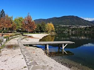 alberi, lago, pontile, acqua, riflesso, riflessi, montagna, riva, cielo, paese, montagne, azzurro, autunno, verde, foglie, nuvole, collina, legno
