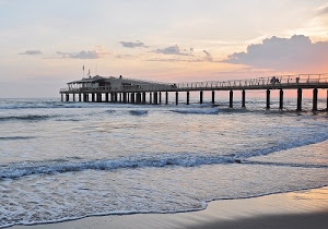 mare, onde, tramonto, pontile, nuvole, cielo, spiaggia, alba, pali, acqua, azzurro, sabbia, rosa, rosso, colonne, bandiere, molo, bagnasciuga, ringhiera