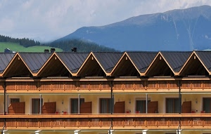 finestre, tetti, cielo, tetto, porte, montagna, alberi, triangoli, nuvole, montagne, balconi, casa, verde, legno, geometrie, marrone, case, comignoli, balcone
