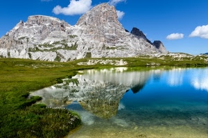 nuvole, lago, cielo, verde, azzurro, erba, acqua, riflesso, montagna, montagne, riflessi, prato, paesaggio, prati, fiori, bianco, cime, rocce, cima, riva, roccia, vette