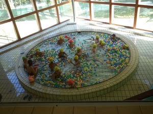 piscina, cuffie, palline, acqua, giallo, vasca, bambini, palle, piastrelle, vetrata, colori, persone, nuotatori, rosso, colorate, cerchio, mattonelle, arancione, vetri, rotonda