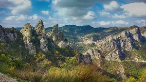 nuvole, cielo, verde, montagne, rocce, panorama, azzurro, roccia, bianco, paesaggio, erba, alberi, piante, arbusti, picchi, vegetazione, case, paese, montagna, rami