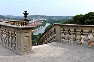 fiume, alberi, panorama, balaustra, cielo, verde, città, acqua, colonnine, scala, colonne, piante, parapetto, azzurro, vaso, paesaggio, ringhiere, scalinata