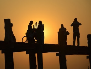 controluce, silhouette, tramonto, arancione, persone, pontile, fotografo, sole, bicicletta, ruota, pali, giallo, nero, quattro, ombre
