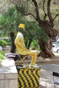giallo, cappello, albero, nero, tronco, alberi, verde, scacchi, vestito, strada, artista, sedia, rami, ombrello, cubo, parco, abito, scarpe, sedie, rombi, aiuola, sgabello