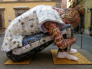 statua, donna, scultura, piedi, colori, gambe, bianco, mosaico, finestre, braccia, piazza, arte, testa, capelli, case, seduta